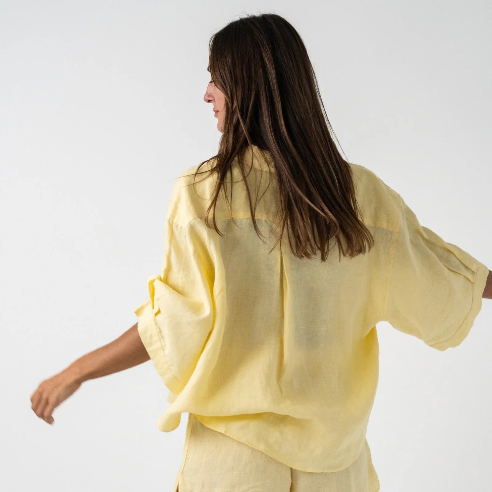 French Flax Linen Ruby Shirt in Daisy - Image 2