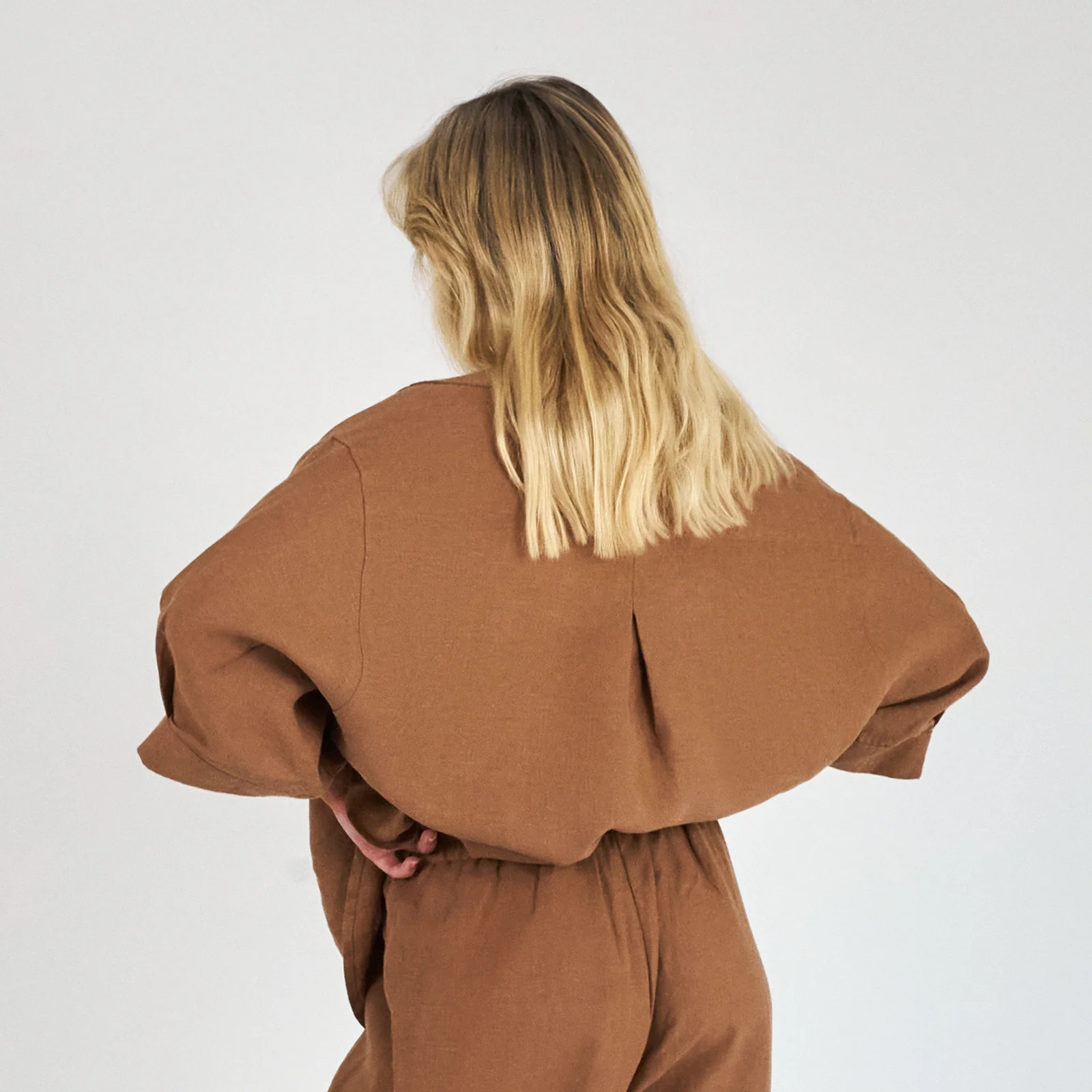 French Flax Linen Ruby Shirt in Hazelnut - Image 3